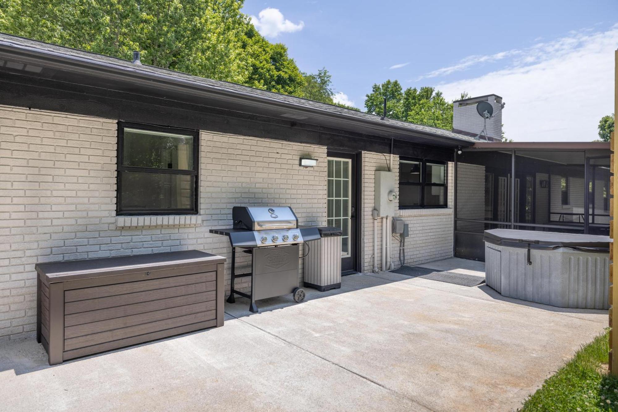 Mid-Century Modern Impeccable Remodel With Hot Tub Villa Asheville Exterior photo